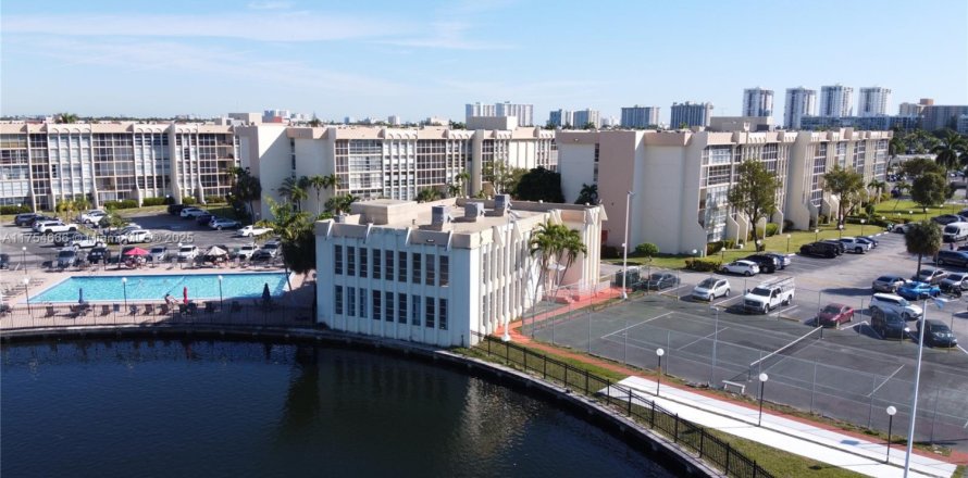 Condo à Hallandale Beach, Floride, 2 chambres  № 1501233