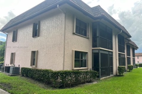 Copropriété à vendre à Pembroke Pines, Floride: 2 chambres, 74.88 m2 № 2390025 - photo 18
