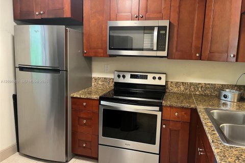 Copropriété à vendre à Pembroke Pines, Floride: 2 chambres, 74.88 m2 № 2390025 - photo 2