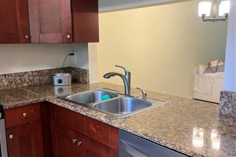 Copropriété à vendre à Pembroke Pines, Floride: 2 chambres, 74.88 m2 № 2390025 - photo 3