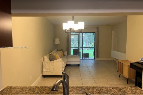 Copropriété à vendre à Pembroke Pines, Floride: 2 chambres, 74.88 m2 № 2390025 - photo 4