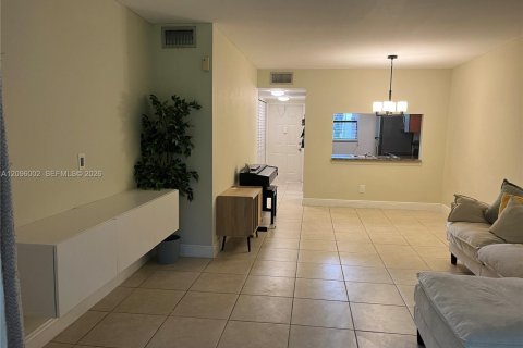 Copropriété à vendre à Pembroke Pines, Floride: 2 chambres, 74.88 m2 № 2390025 - photo 5