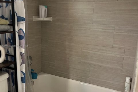 Copropriété à vendre à Pembroke Pines, Floride: 2 chambres, 74.88 m2 № 2390025 - photo 9