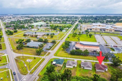 House in Punta Gorda, Florida 3 bedrooms, 108.7 sq.m. № 1888662 - photo 15