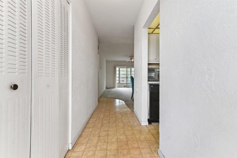 Condo in Lauderhill, Florida, 2 bedrooms  № 2193854 - photo 4