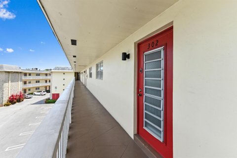 Condo in Lauderhill, Florida, 2 bedrooms  № 2193854 - photo 3