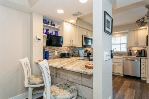 Townhouse in Saint Pete Beach, Florida 2 bedrooms, 136.75 sq.m. № 2108688 - photo 12
