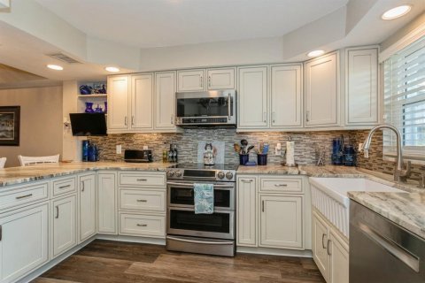 Townhouse in Saint Pete Beach, Florida 2 bedrooms, 136.75 sq.m. № 2108688 - photo 9