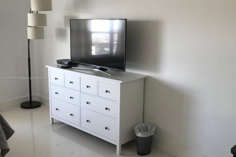 Condominio en alquiler en Miami Beach, Florida, 1 dormitorio, 80.36 m2 № 1963064 - foto 23