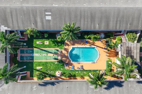 Condo in Hallandale Beach, Florida, 1 bedroom  № 2399987 - photo 28