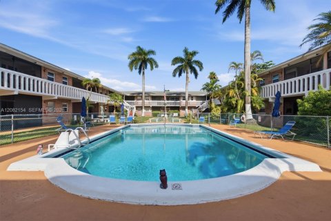 Condo in Hallandale Beach, Florida, 1 bedroom  № 2399987 - photo 20