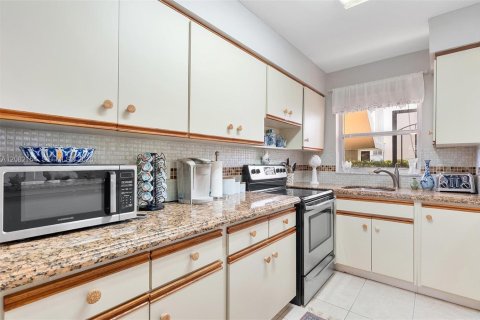 Condo in Hallandale Beach, Florida, 1 bedroom  № 2399987 - photo 9
