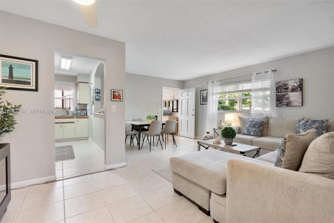 Condo in Hallandale Beach, Florida, 1 bedroom  № 2399987 - photo 3