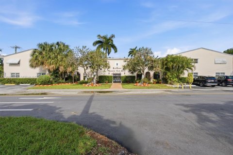 Condo in Hallandale Beach, Florida, 1 bedroom  № 2399987 - photo 18