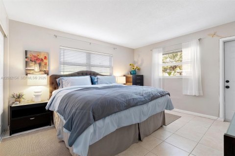 Condo in Hallandale Beach, Florida, 1 bedroom  № 2399987 - photo 11