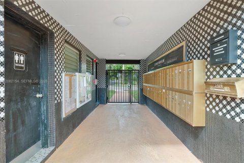 Condo in Hallandale Beach, Florida, 1 bedroom  № 2399987 - photo 14