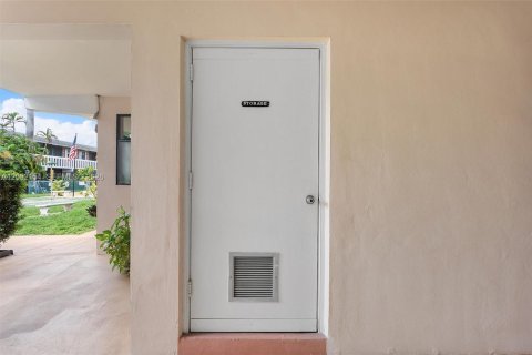 Condo in Hallandale Beach, Florida, 1 bedroom  № 2399987 - photo 16