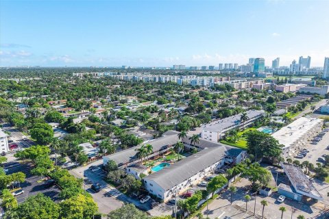 Condo in Hallandale Beach, Florida, 1 bedroom  № 2399987 - photo 24