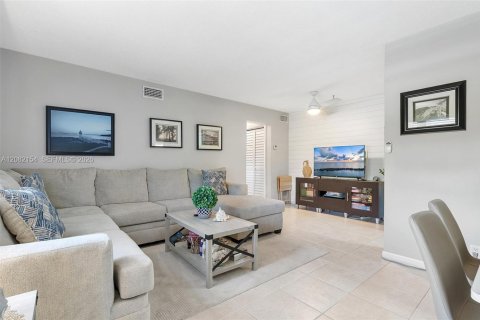 Condo in Hallandale Beach, Florida, 1 bedroom  № 2399987 - photo 6