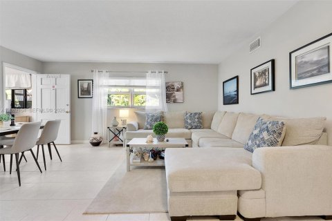 Condo in Hallandale Beach, Florida, 1 bedroom  № 2399987 - photo 4