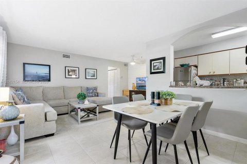 Condo in Hallandale Beach, Florida, 1 bedroom  № 2399987 - photo 5