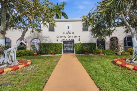Condo in Hallandale Beach, Florida, 1 bedroom  № 2399987 - photo 2