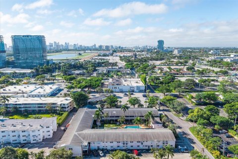 Condo in Hallandale Beach, Florida, 1 bedroom  № 2399987 - photo 25