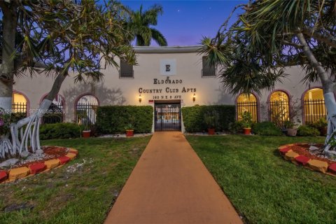 Condo in Hallandale Beach, Florida, 1 bedroom  № 2399987 - photo 17