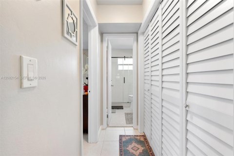 Condo in Hallandale Beach, Florida, 1 bedroom  № 2399987 - photo 10