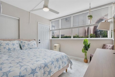 Condo in Hallandale Beach, Florida, 1 bedroom  № 2399987 - photo 13