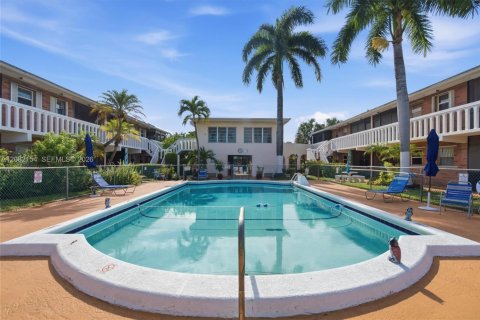 Condo in Hallandale Beach, Florida, 1 bedroom  № 2399987 - photo 19