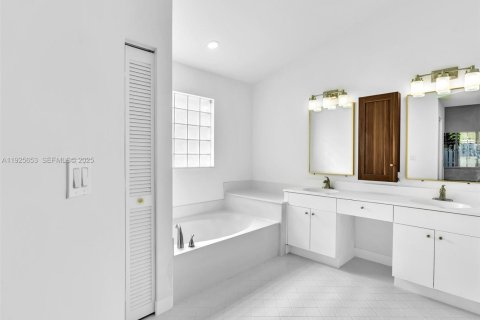 House in Weston, Florida 3 bedrooms, 155.05 sq.m. № 1986397 - photo 25