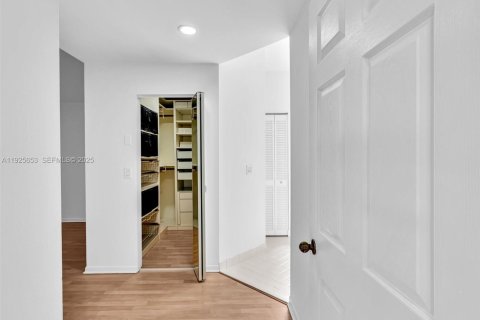 House in Weston, Florida 3 bedrooms, 155.05 sq.m. № 1986397 - photo 21