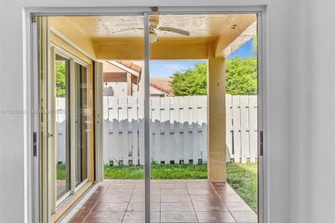 House in Weston, Florida 3 bedrooms, 155.05 sq.m. № 1986397 - photo 17