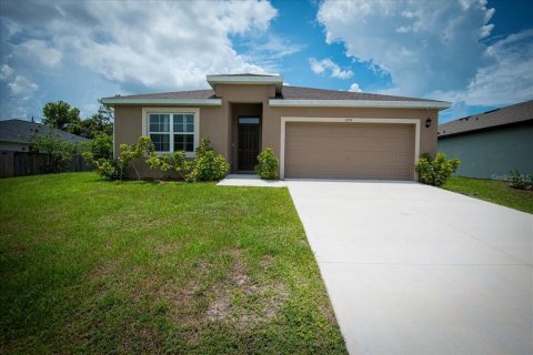 House in Palm Bay, Florida 4 bedrooms, 170.01 sq.m. № 1767987 - photo 1