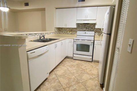 Condo in Miramar, Florida, 2 bedrooms  № 2024090 - photo 4