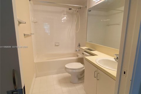 Condo in Miramar, Florida, 2 bedrooms  № 2024090 - photo 8