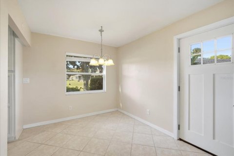 Condo in Sun City Center, Florida, 2 bedrooms  № 2395907 - photo 8