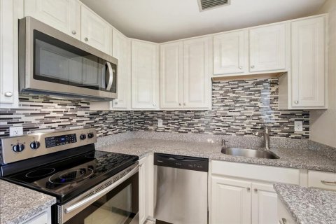 Condo in Sun City Center, Florida, 2 bedrooms  № 2395907 - photo 11