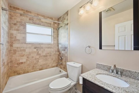 Condo in Sun City Center, Florida, 2 bedrooms  № 2395907 - photo 13