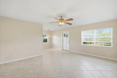 Condo in Sun City Center, Florida, 2 bedrooms  № 2395907 - photo 6