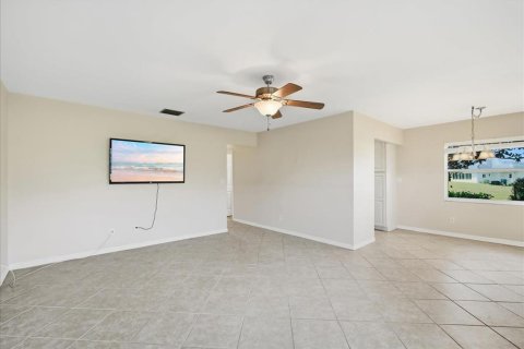 Condo in Sun City Center, Florida, 2 bedrooms  № 2395907 - photo 5