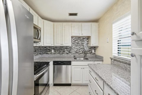 Condo in Sun City Center, Florida, 2 bedrooms  № 2395907 - photo 9