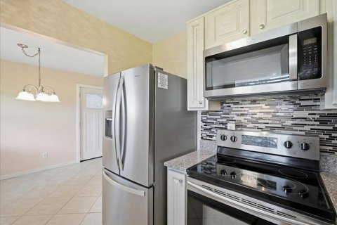 Condo in Sun City Center, Florida, 2 bedrooms  № 2395907 - photo 12