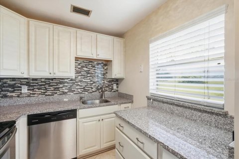 Condo in Sun City Center, Florida, 2 bedrooms  № 2395907 - photo 10