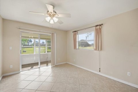Condo in Sun City Center, Florida, 2 bedrooms  № 2395907 - photo 18