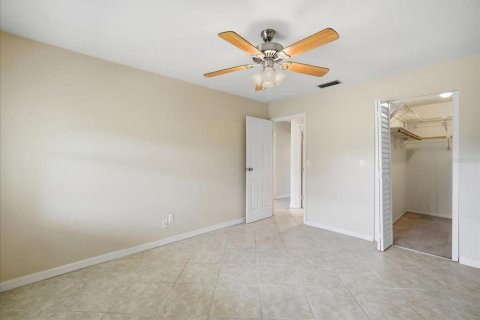 Condo in Sun City Center, Florida, 2 bedrooms  № 2395907 - photo 16