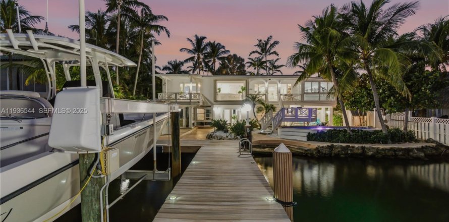 House in Key Largo, Florida 3 bedrooms, 242.29 sq.m. № 1994456