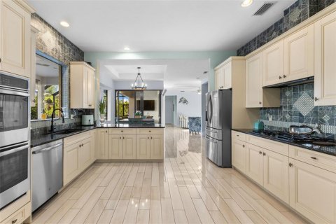 House in Bradenton, Florida 5 bedrooms, 304.72 sq.m. № 1517643 - photo 9