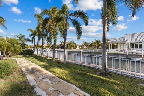 House in Bradenton, Florida 5 bedrooms, 304.72 sq.m. № 1517643 - photo 17